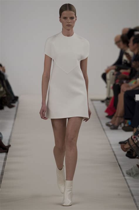 Valentino Sala Bianca 945 Haute Couture Collection | Vogue