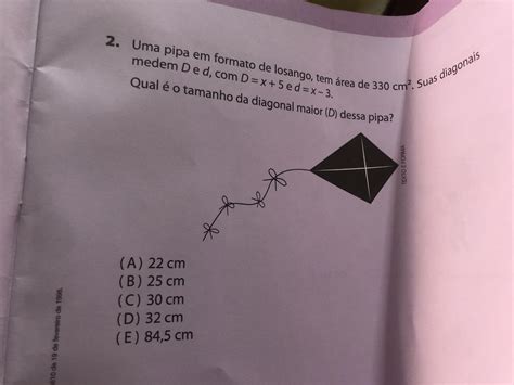 Uma pipa em formato de losango, tem área de 330 cm. Duas diagonais ...