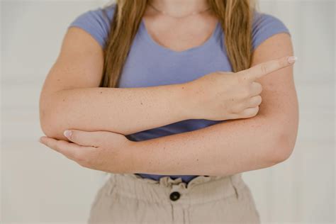 Person Doing Sign Language 的图像结果