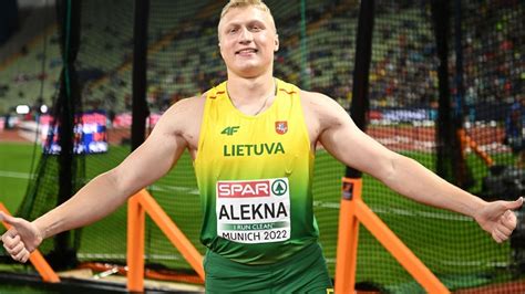Mykolas Alekna breaks discus world record with historic throw - ESPN