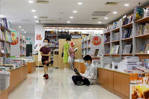 上海：“世界读书日” 探访高颜值书店-人民图片网