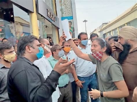 The Municipal Corporation and the police team, who reached Jaggi City ...