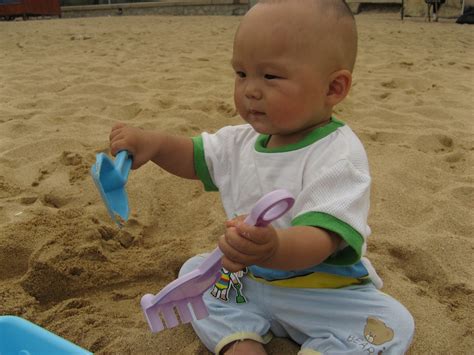 小W第一次在海边玩沙子堆沙堡，超级开心！