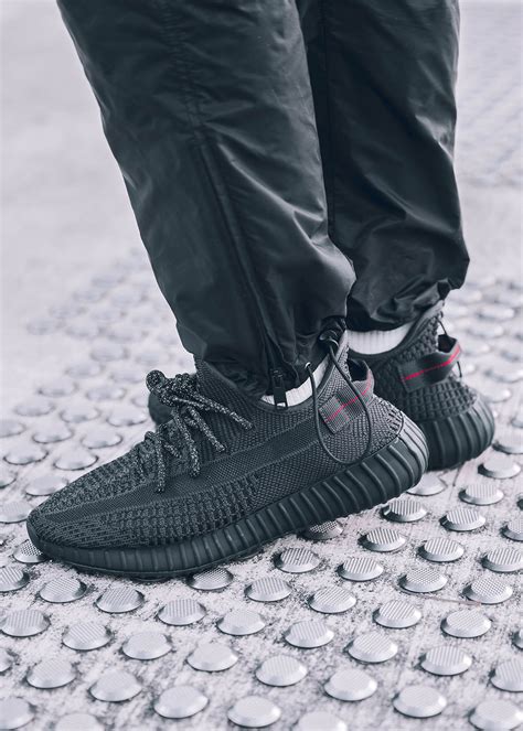 ラクマパッ adidas - adidas yeezy boost 350 V2 blackの通販 by シンスケ's shop｜アディダス ...