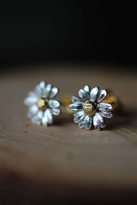 Alex Monroe Daisy Stud Earrings | discoverattic