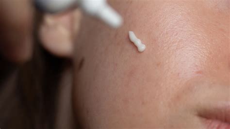 How to Apply Tretinoin, According to Dermatologists Vector Art