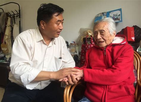 57岁儿子抬着97岁母亲上峨眉金顶：“孝敬老人是我们儿女应该做的！”