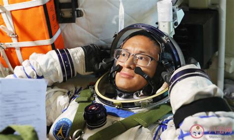 航天员戴眼镜也能上太空？专家：系任务属性不同 | 极目新闻