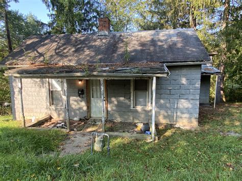 Abandoned suburban house | Run down house, Ponyboy house, Old houses