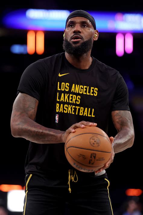 Lakers rally, snap Knicks' 9-game win streak | Reuters