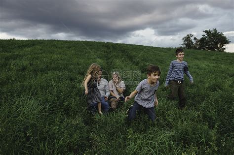一家五口在草地上玩耍高清图片下载-正版图片501882379-摄图网