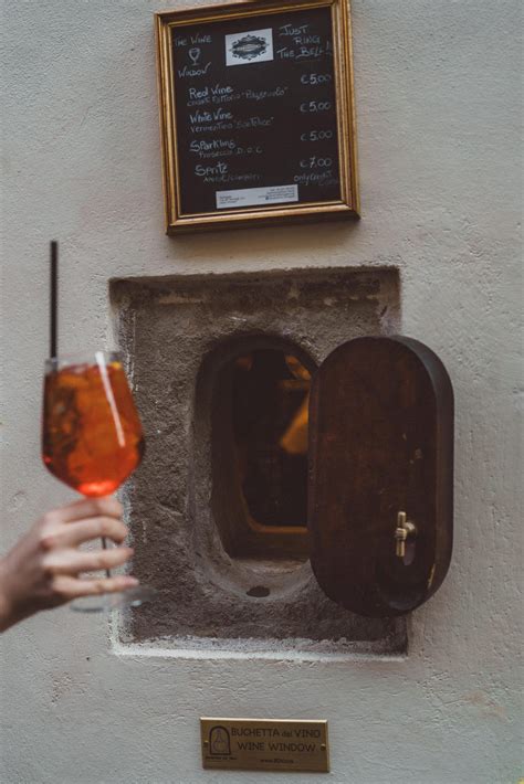 A Guide to the Florence Wine Windows in Italy | solosophie | Florenz ...