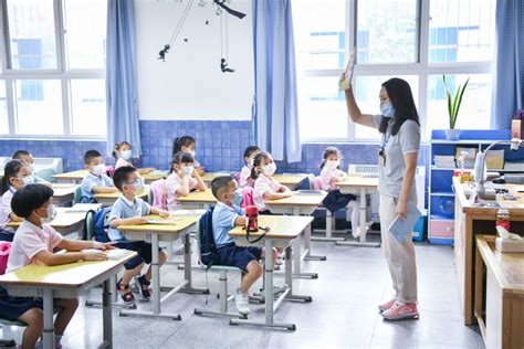 北京开学首日，中关村三小18个班“团宠小豆包”顺利报到_腾讯新闻