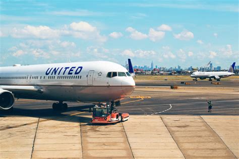 United Airlines Mission Statement, Vision & Values Analysis