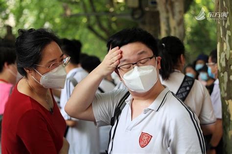 老友说｜男老师穿旗袍 为高考助威不应哗众取宠-老友网-南宁网络广播电视台