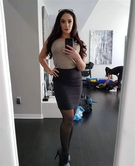 Avery Christie, a woman artist made possible by diverse photos and captivating video - iMedia