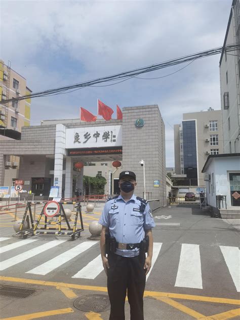 直击北京高考考场！考场外交警随时待命，家长在街对面送行_考生