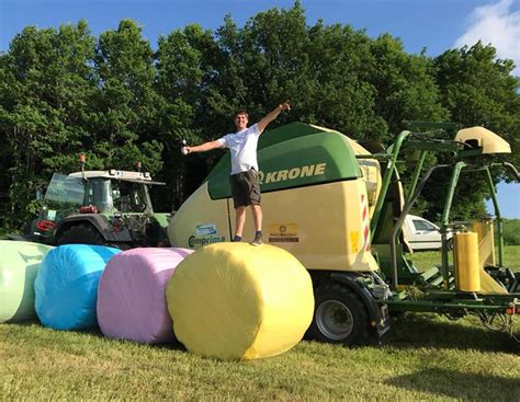Für den guten Zweck: Landwirte wickeln bunte Ballen | agrarheute.com