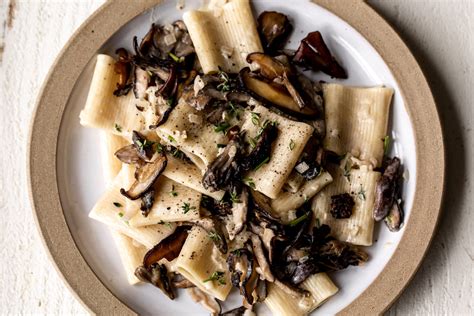 Mushroom Alfredo Pasta Recipe | Vegan Girls Guide
