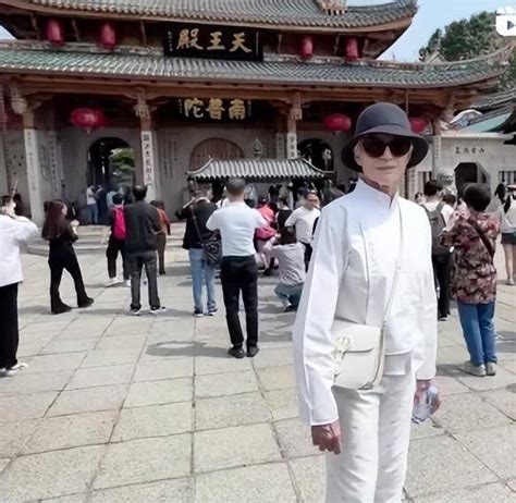 马斯克74岁妈妈来中国玩嗨了！穿中国风好美 - 万维读者网