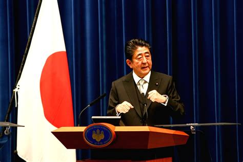 Shinzo Abe shows no life signs after being shot, suspect arrested(2nd Ld)