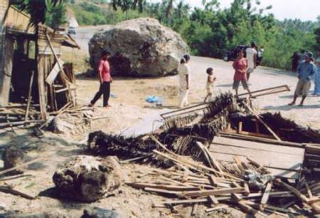 南方网：菲律宾发生7.6级地震 200多家庭流离失所