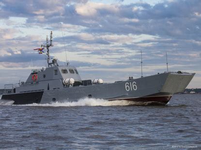 乌军拿出最新水面舰艇，联合美舰震慑俄军，网友却嘲笑不自量力__凤凰网