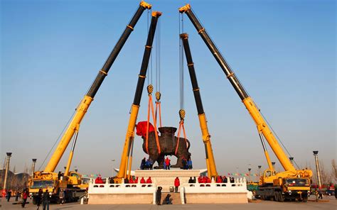 【了不起我的国第001】世界最大起重机 自重2100吨 能提起4500吨 产自中国！_哔哩哔哩 (゜-゜)つロ 干杯~-bilibili