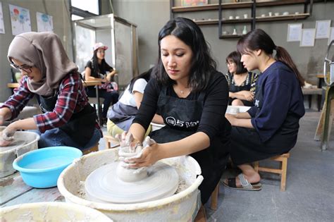 工会活动——陶艺制作体验，教师们乐陶陶