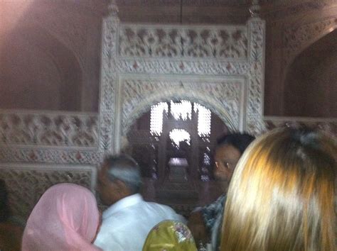 Inside detail of the Taj Mahal, the actual resting place of Mumtaz ...