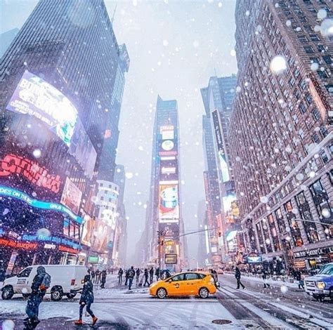 The Times Square winter | Dia de neve, Times square, Viagem