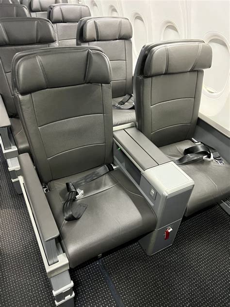 Flight Review: American Airlines Boeing 737 First Class - TPA-ORD - The ...