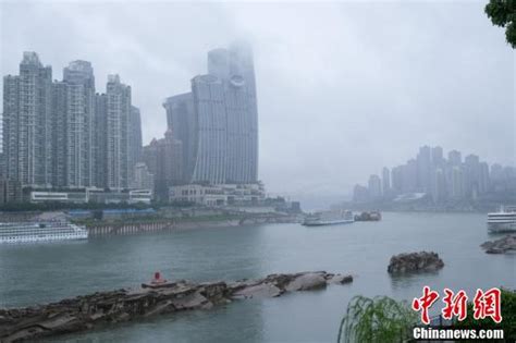 直击重庆最大的洪水过境，两江齐涨水网红景点洪崖洞水深竟达3米|洪崖洞|朝天门|千厮门_新浪新闻