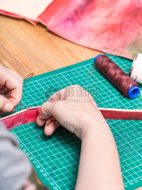 皮革加工工匠为新皮包缝制腰带高清图片下载-正版图片507560301-摄图网