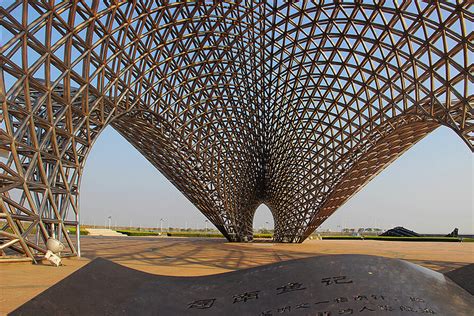 2024整个公园的标志性雕塑是由不锈钢管构成的双层网架结构、总用钢量约120吨的“司南”_南汇嘴观海公园-评论-去哪儿攻略