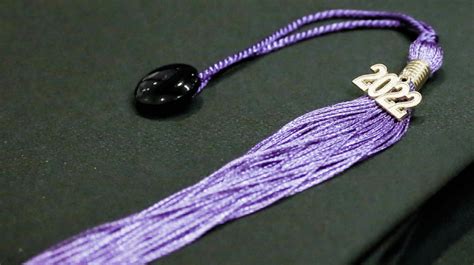 一片欢乐的紫色海洋 上海纽约大学举办疫后首次线下本科生毕业典礼_教育_新民网