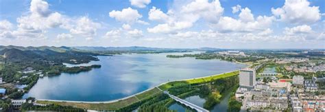 【携程攻略】滁州深秀湖景点,神秀湖：水绿绿的，远望如同一块大翡翠。不时还有几条小鱼跃出水面，…