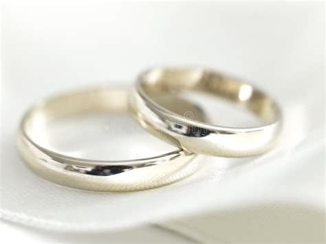 婚姻白色的金戒指 库存照片. 图片 包括有 女性, 编排者, 节假日, 柔和, 珍贵, 装饰, 设计, 鞋带 - 21565316
