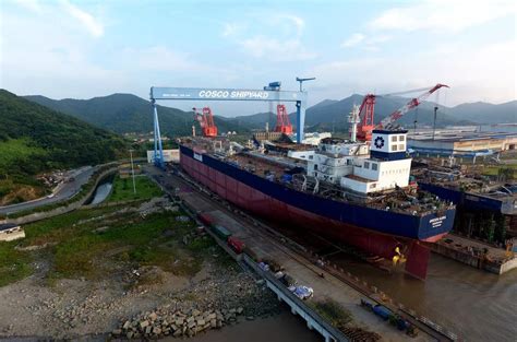 舟山中远海运重工11.3万载重吨原油轮N754船成功下水