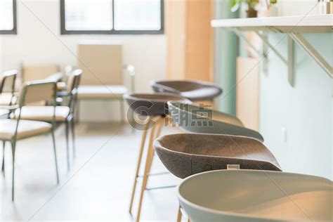 北欧客厅实木吧台椅 家用小户型高脚凳咖啡奶茶店简约酒吧椅-阿里巴巴