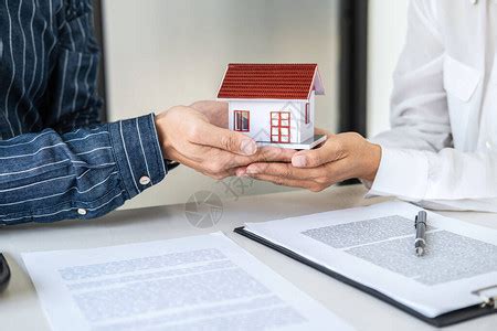 房地产经纪人正在分析并决定向客户提供房屋贷款高清图片下载-正版图片506548984-摄图网