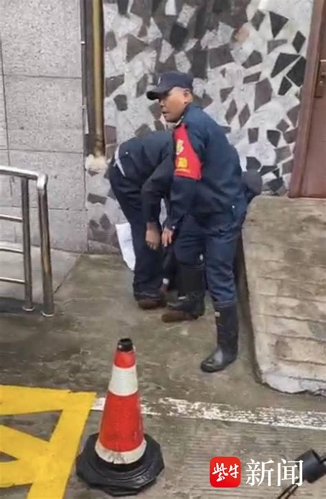 【紫牛热点】警方通报“女子被住建局保安踩在脚下”，涉事保安被行政拘留_腾讯新闻