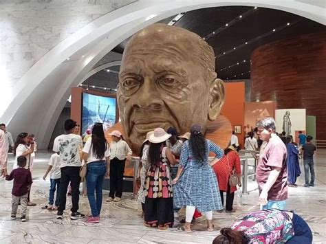 Statue Unity Visitor Surge Summer Vacation