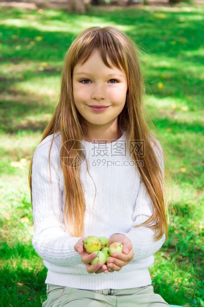 手拿苹果的可爱小女孩高清图片下载-正版图片307516507-摄图网