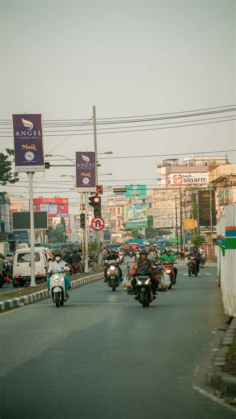 People Standing Around 的图像结果