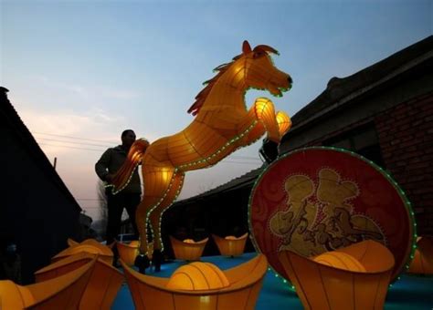 Chinese New Year 2014: Millions Celebrate as Year of Wooden Horse ...