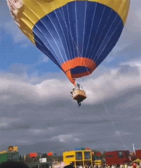 热气球突遇强阵风带起地勤人员 西安白鹿仓景区回应_飞行