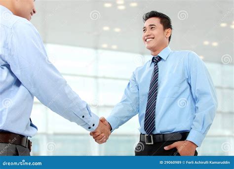 Business Man Shaking Hands 的图像结果