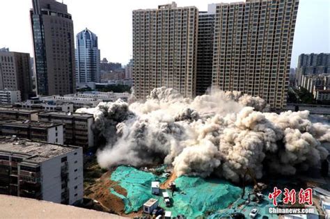 郑州1吨多炸药爆破烂尾楼 两栋楼15秒内夷为平地|烂尾楼|郑州|冰熊_新浪新闻