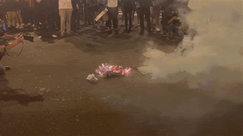 全美多地爆发抗议：国旗被焚 最高法大法官家遭堵-搜狐大视野-搜狐新闻